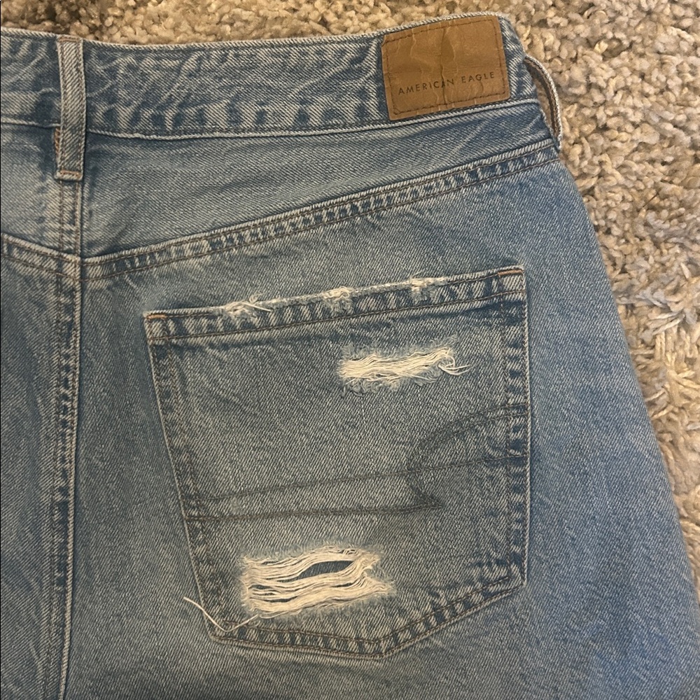 American Eagle light wash denim tomgirl shorts size 6 - Picture 3 of 5